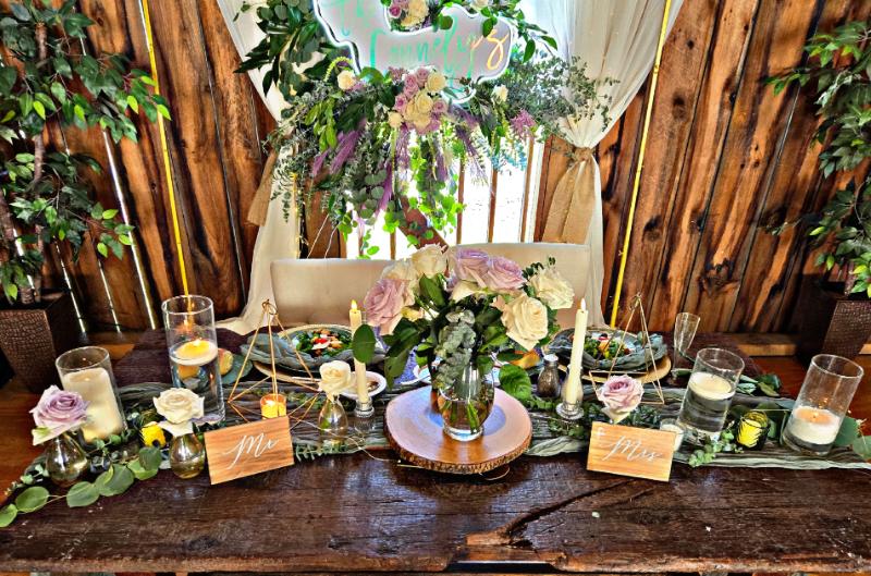 Carving station with roasted prime rib and au jus at an evening event